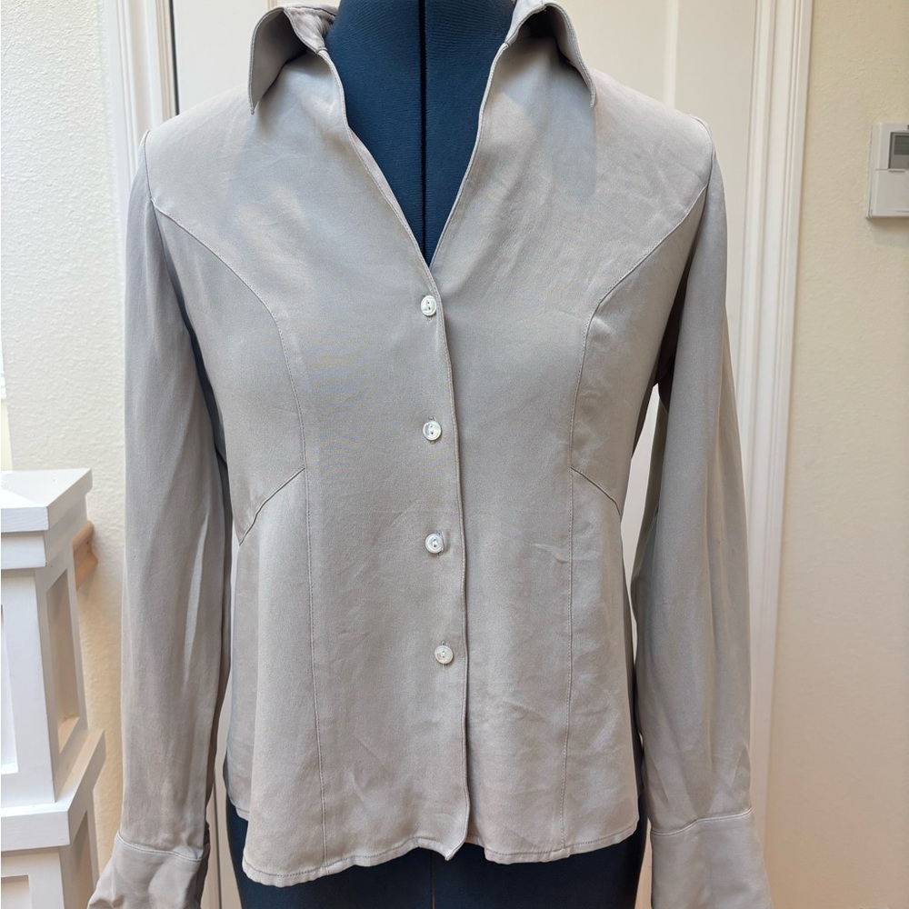 Jones New York Tan 100% Silk Long Sleeve Button Up Fitted V neck Blouse size 8
